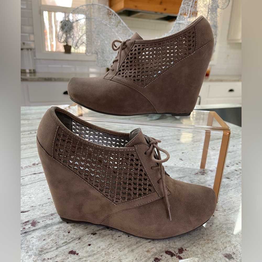 Fergalicious Dade Wedge Suede Platform Bootie size 9.5